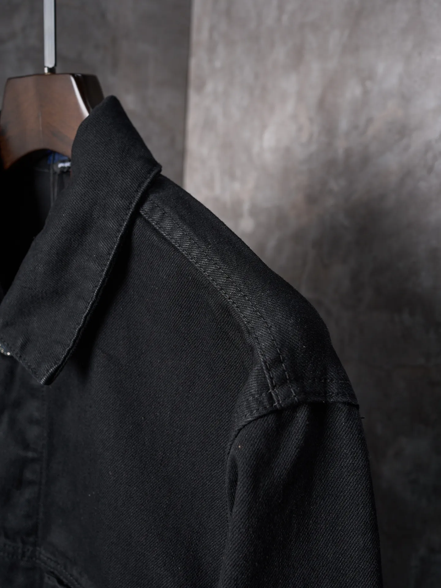 P510 Actual auction] Stonesland/Stone Island badge denim jacket [Ready stock] S M L Simple lines outline a neat silhouette and outline a casual and free style. The workwear gene is infused with luxury DNA. Simple charm and versatile charm. Imported machine embroidery technology is used. Advanced computer control system and precision mechanical parts are used to realize the Stonesland badge embroidery operation with high precision. The lines are smooth and delicate. The whole garment is washed with Zhongxiao. Use a special solution to remove stains and slight fading. Then use a strong washing method to fade the color and make it more uniform. The whole piece of clothing is stitched together using a clip-on machine. The clip-on machine can control the distance between the two needles by changing the needle position, achieving seamless splicing, smoothness, neatness, and a loose fit.